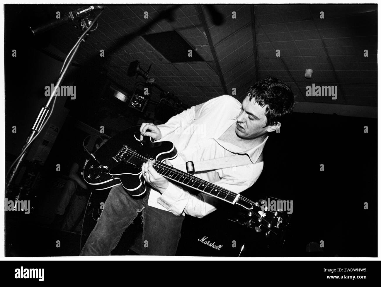 Richard J Parfitt von der Band 60Ft Dolls spielte am 20. Februar 1995 an der Glamorgan University in Treforest, Wales. Foto: Rob Watkins. INFO: 60 ft Dolls, eine walisische Alternative Rock Band der 90er Jahre, hat Punk, Rock und Pop-Einflüsse gemischt. Mit ihrem dynamischen Sound und ihren temperamentvollen Auftritten erregten sie mit dem Album „The Big 3“ Aufmerksamkeit, bevor sie sich auflösten und die pulsierende Britpop-Ära prägten. Stockfoto