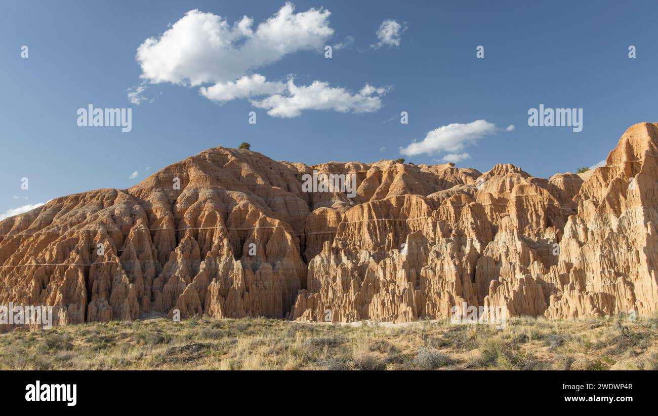 Rot gelb geteilte zerklüftete Bergmauer gegen einen blauen Himmel im Cathedral Gorge State Park. Stockfoto