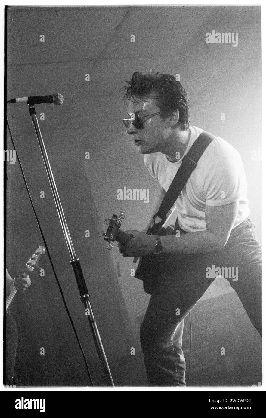 LoZ Hardy von der Band Kingmaker im Trinity Centre in Bristol England als Teil von BBC Sound City am 20. April 1995. Foto: Rob Watkins. INFO: Kingmaker, eine britische Alternative Rock Band, die in den 90er Jahren aktiv war, brachte einen melodischen und Indie-Sound. Alben wie „Eat Yourself Whole“ zeigten ihre Songwriting-Fähigkeiten. Obwohl sie keinen Mainstream-Erfolg erreichten, hinterließen sie die alternative Musiklandschaft ihrer Zeit. Stockfoto