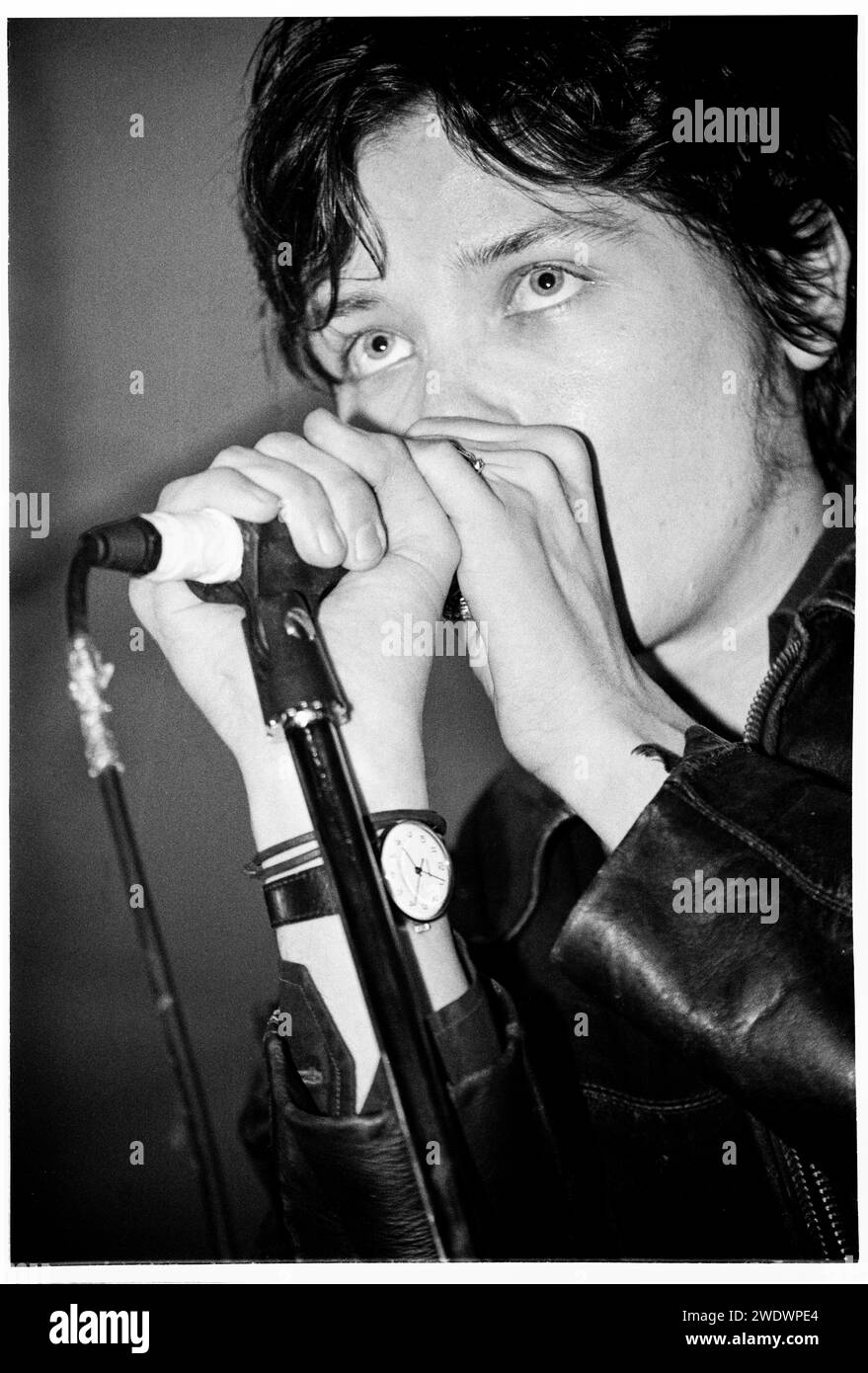 Ein junger Jaime Harding der Band Marion im Trinity Centre in Bristol England als Teil von BBC Sound City am 20. April 1995. Foto: Rob Watkins. INFO: Marion, eine britische Alternative-Rock-Band aus den 90er Jahren, wurde von Jaime Harding begleitet. Mit einem melancholischen, aber dynamischen Sound veranschaulichte ihr Album This World and Body ihren emotionalen Ansatz Stockfoto