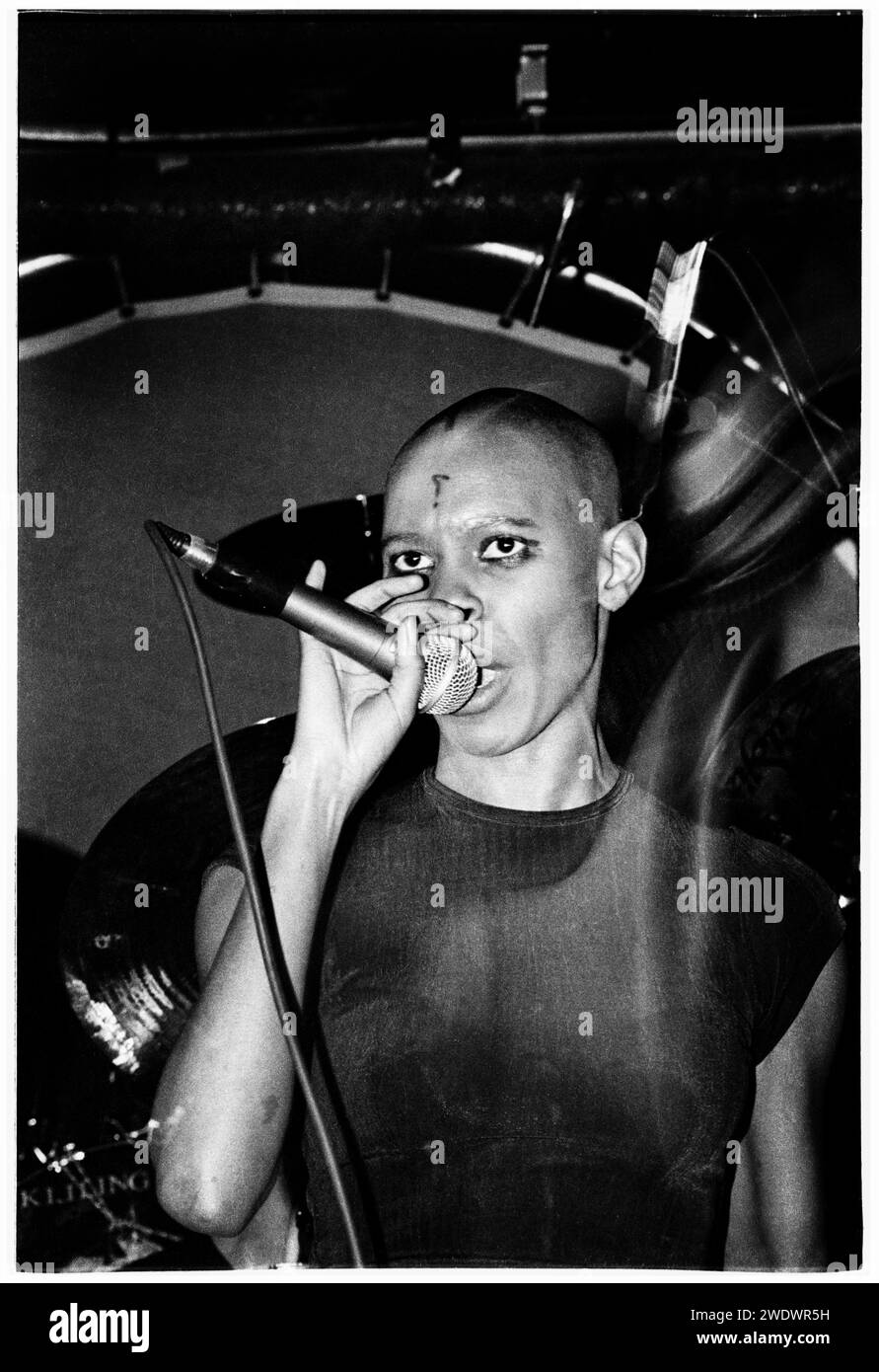 Eine sehr junge Haut der Band Skunk Anansie im Bristol Bierkeller in Bristol, England, Großbritannien am 30. Januar 1995. Foto: Rob Watkins INFO: Skunk Anansie, gegründet 1994, ist eine britische Rockband, die von Skin geleitet wird. Ihr dynamischer Sound verbindet Rock-, Alternative- und Punk-Elemente. Hits wie „schwach“ und „Hedonism“ zeigen Skins emotionale Vocals und tragen zur einflussreichen Präsenz der Band in der Alternative Rock-Szene der 90er-Jahre bei. Stockfoto