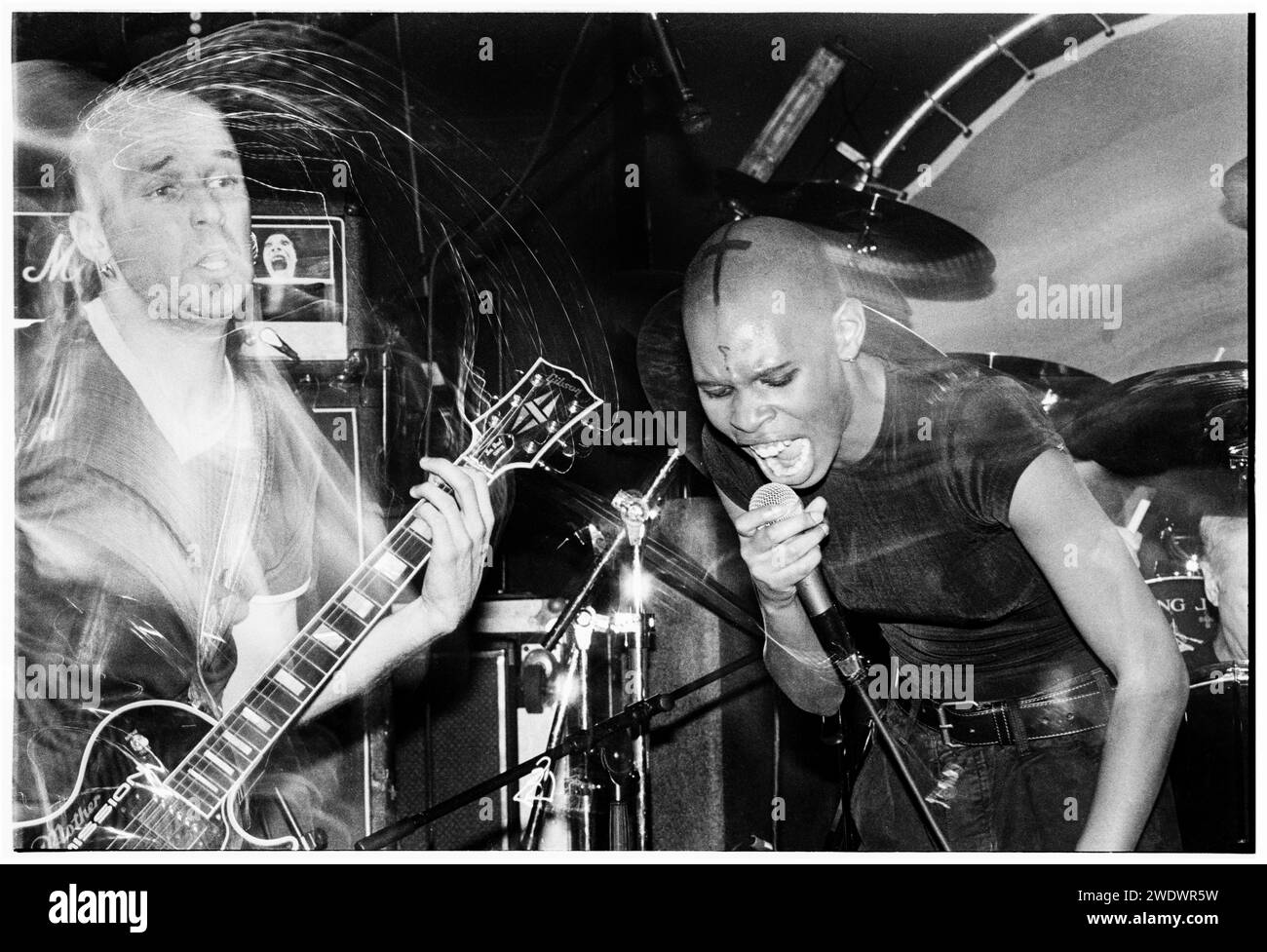 Ein sehr junger Skin und Gitarrist Ace von der Band Skunk Anansie am 30