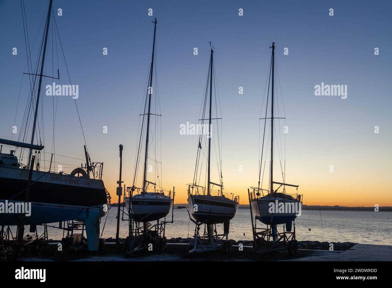 Yachten aus dem Wasser im Dalgety Bay Segelclub bei Sonnenaufgang Stockfoto