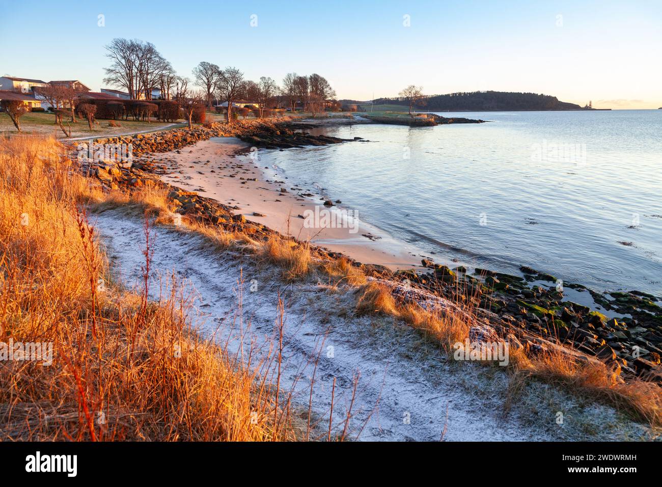 Ein frostiger Wintersonnenaufgang entlang des Fife Coastal Path in Dalgety Bay. Stockfoto