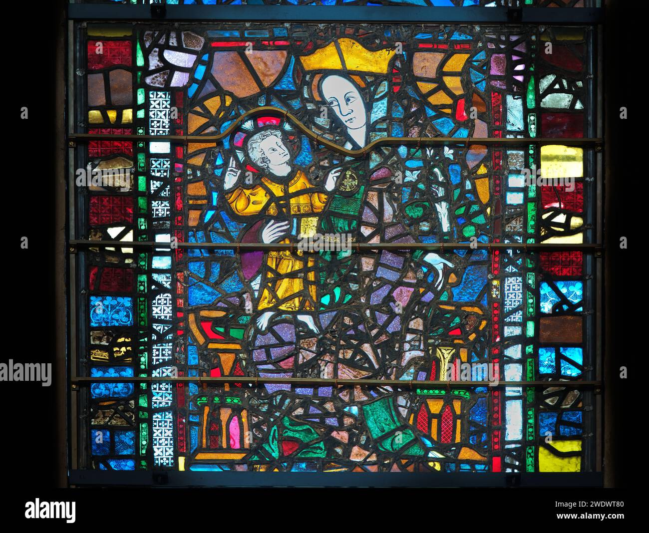 Mittelalterliches Buntglasfenster von Mutter und Kind in der christlich-englischen Kathedrale in York, England. Stockfoto