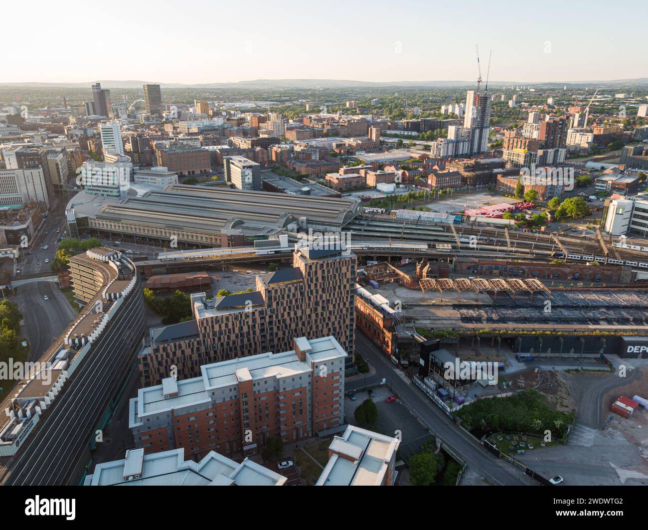 Luftaufnahme des Bahnhofs Manchester Piccadilly mit Mayfield Depot vor dem Hotel und Ancoats und Stadtzentrum, Großbritannien Stockfoto