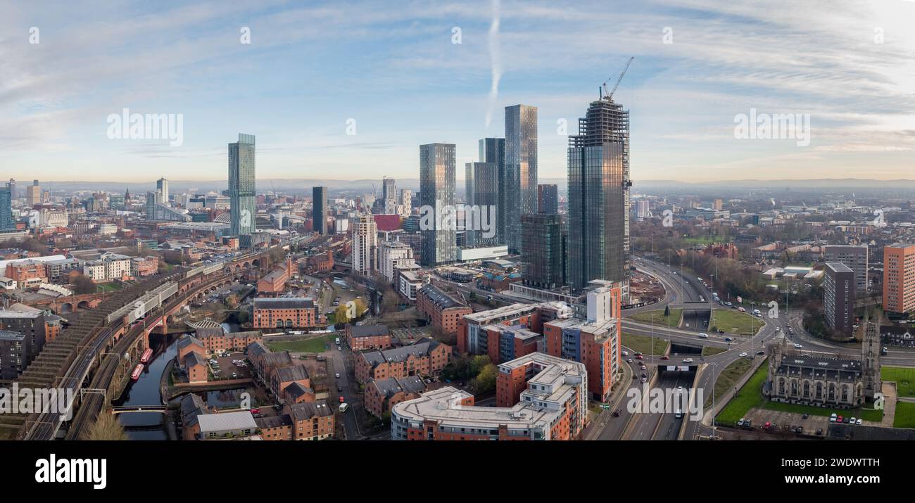 Panoramaaufnahme vom Mancunian Way, Eisenbahnbrücken, Castlefield, New Jackson und dem größeren Stadtzentrum von Manchester, Großbritannien Stockfoto