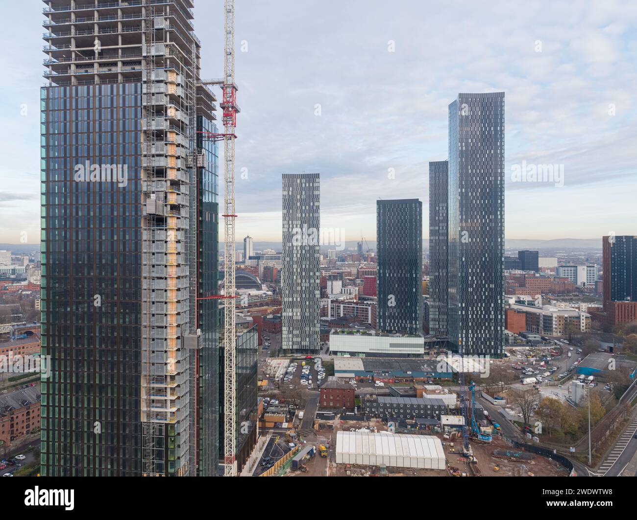 Luftaufnahme der Wohntürme in der Crown Street, die sich im Bau befinden, mit den Türmen am Deansgate Square und dem Stadtzentrum von Manchester, Großbritannien Stockfoto