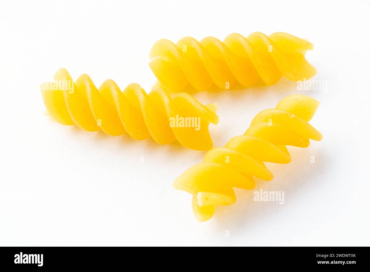 Fusilli sind eine Vielzahl von Nudeln, die in Korkenzieher- oder Spiralform geformt werden. In den Vereinigten Staaten werden Fusilli in Form von Korkenziehern als Rotini bezeichnet Stockfoto