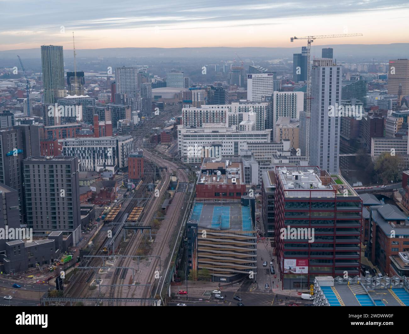 Luftbild mit Blick auf die Hauptbahnlinie nach Manchester Victoria und in Richtung Salford Stadtzentrum, Großbritannien, einschließlich New Bailey & Trinity Riverside Stockfoto