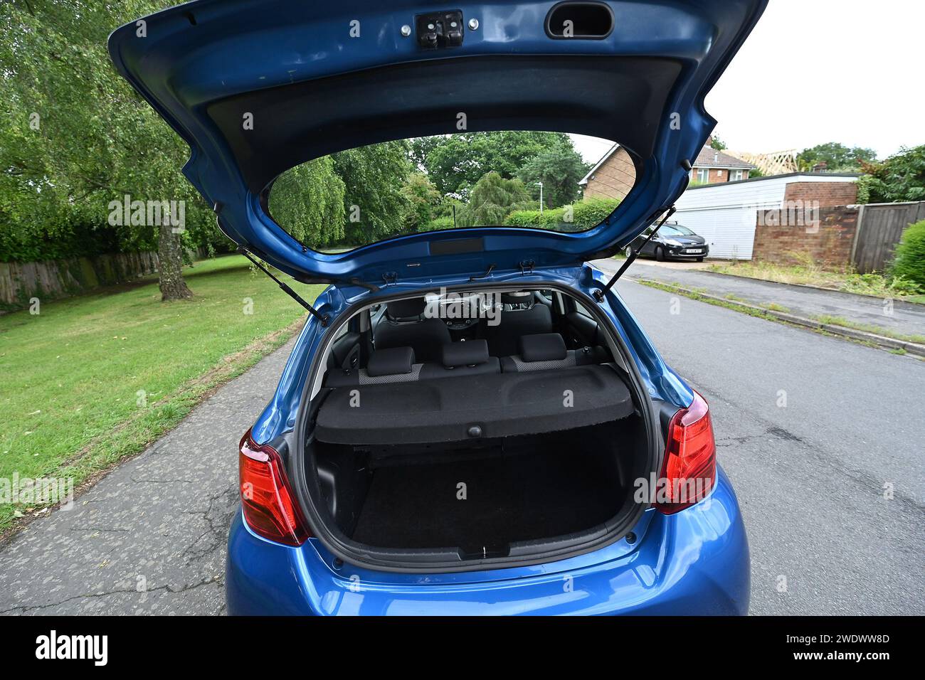 Toyota Yaris Hybrid 2015 Modellauto. Watford. UK. Juli 2023. Stockfoto