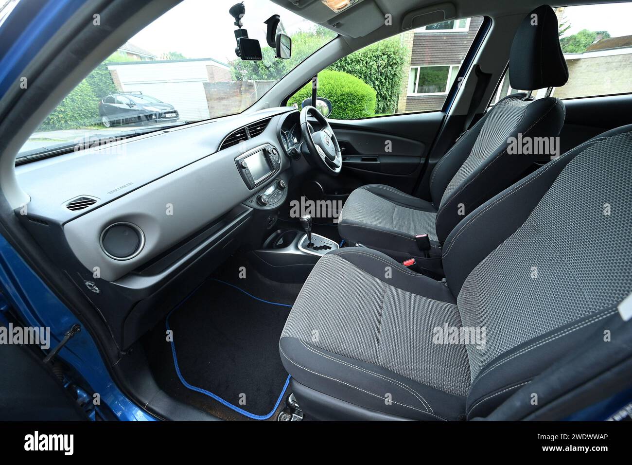 Toyota Yaris Hybrid 2015 Modellauto. Watford. UK. Juli 2023. Stockfoto