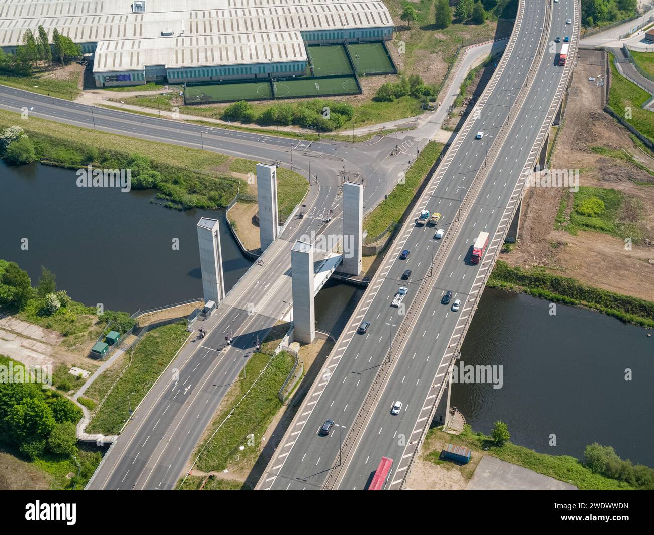 Aus der Vogelperspektive des Barton Viaduct über die Autobahn M60 mit der Salford Western Gateway Liftbrücke über den Manchester Ship Canal, Großbritannien Stockfoto