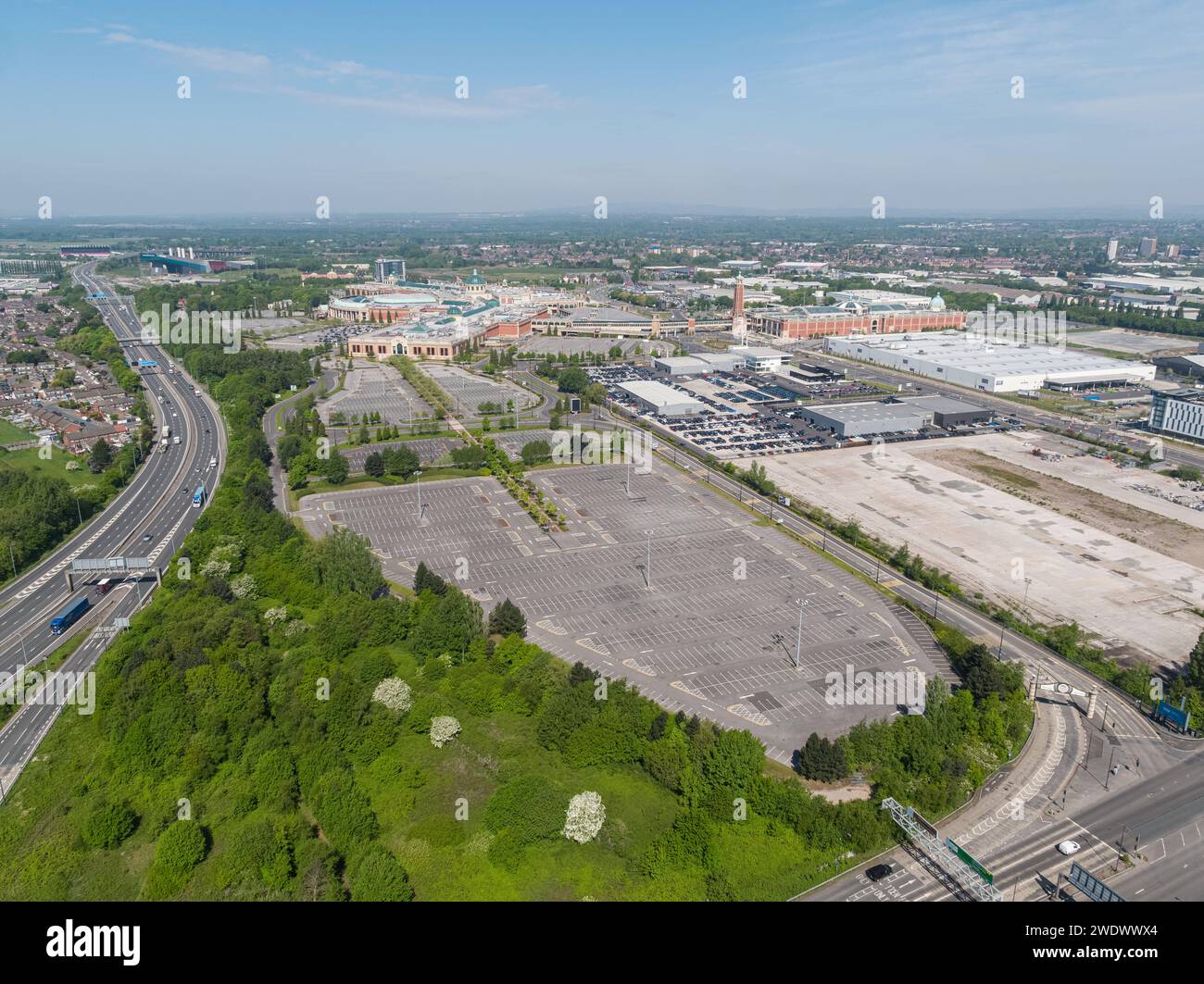 Luftaufnahme des Trafford Centre, Manchester, Vereinigtes Königreich mit leeren Parkplätzen und der Autobahn M60 während der COVID-Pandemie Stockfoto