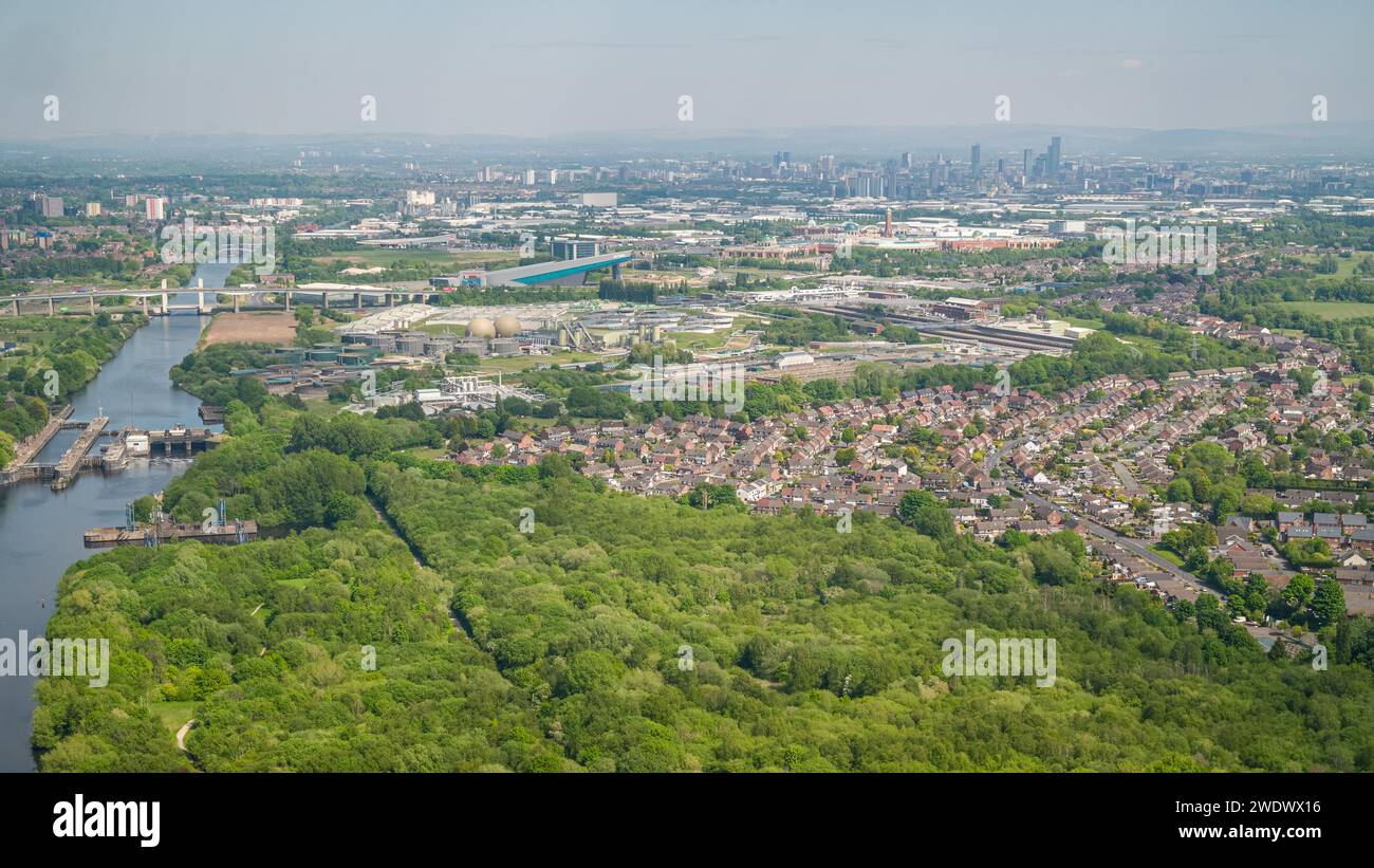 Panoramaaufnahme von Davyhulme in Manchester, Trafford Centre, Manchester Ship Canal und dem Stadtzentrum in der Ferne Stockfoto