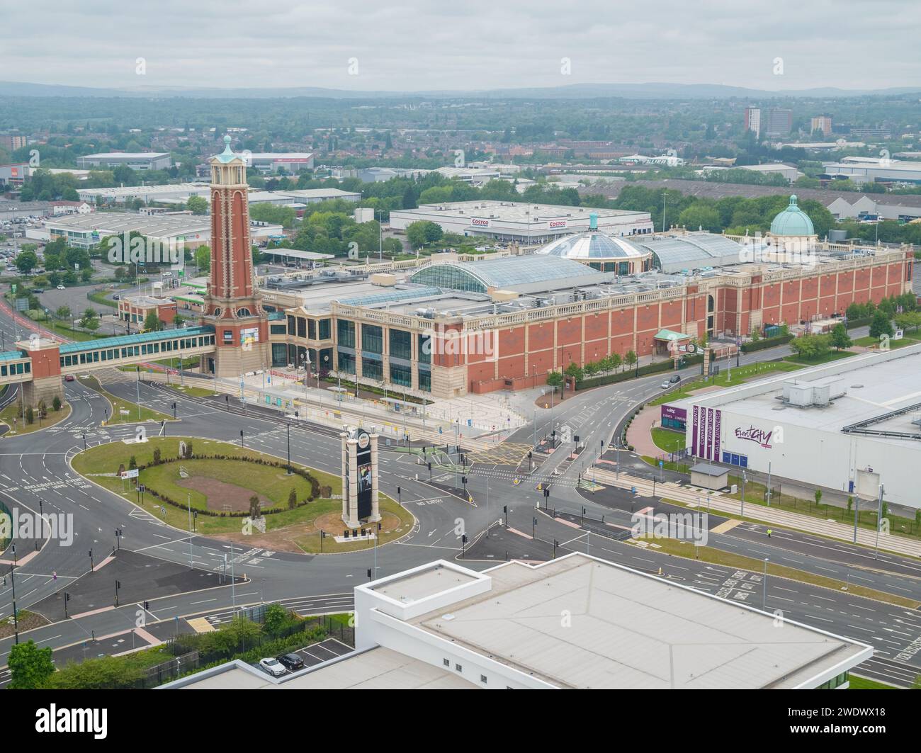 Luftaufnahme des Barton Square und des Verbindungstunnels zum Trafford Centre in TraffordCity, Manchester, Großbritannien Stockfoto