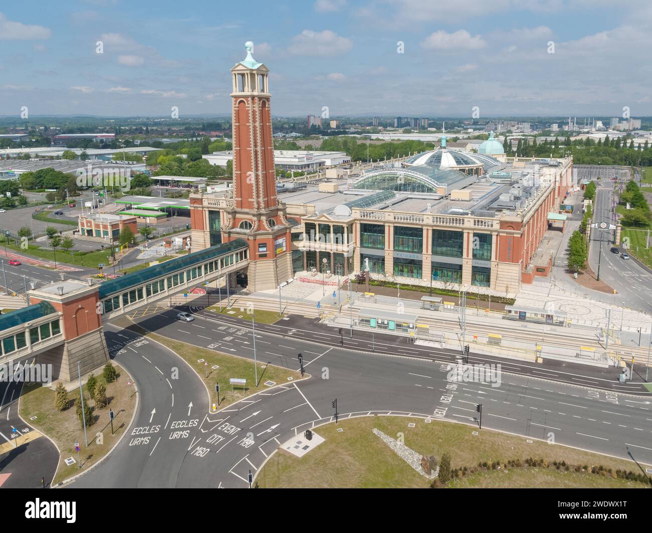 Luftaufnahme des Barton Square und des Verbindungstunnels zum Trafford Centre in TraffordCity, Manchester, Großbritannien Stockfoto