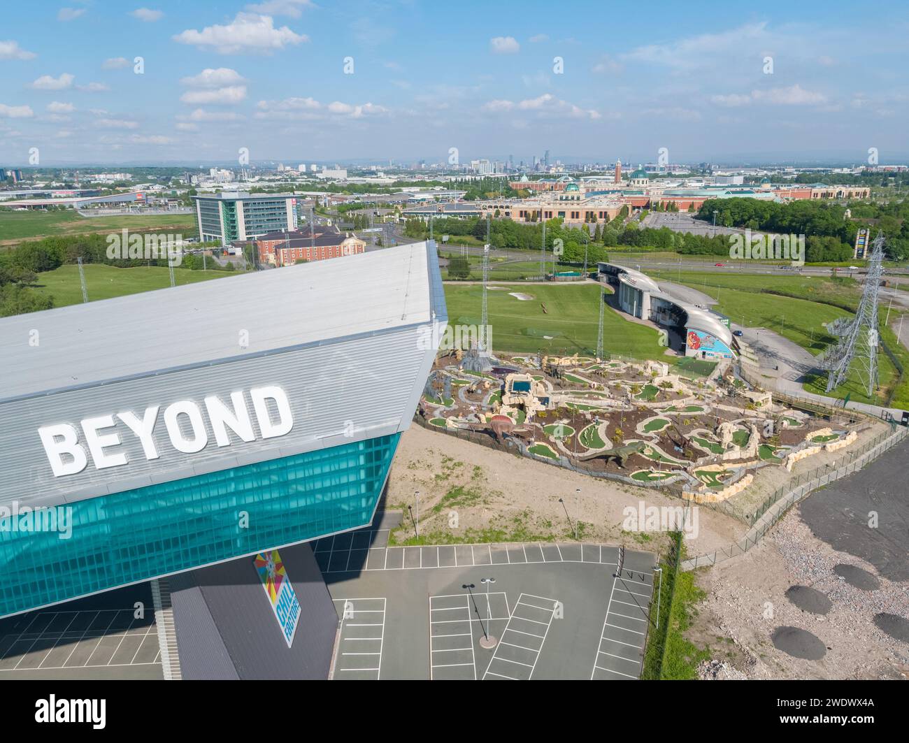 Luftaufnahme von Chill Factore in Beyond, Dino Falls Adventure Golf und American Golf in TraffordCity / Trafford Centre, Manchester, Großbritannien Stockfoto