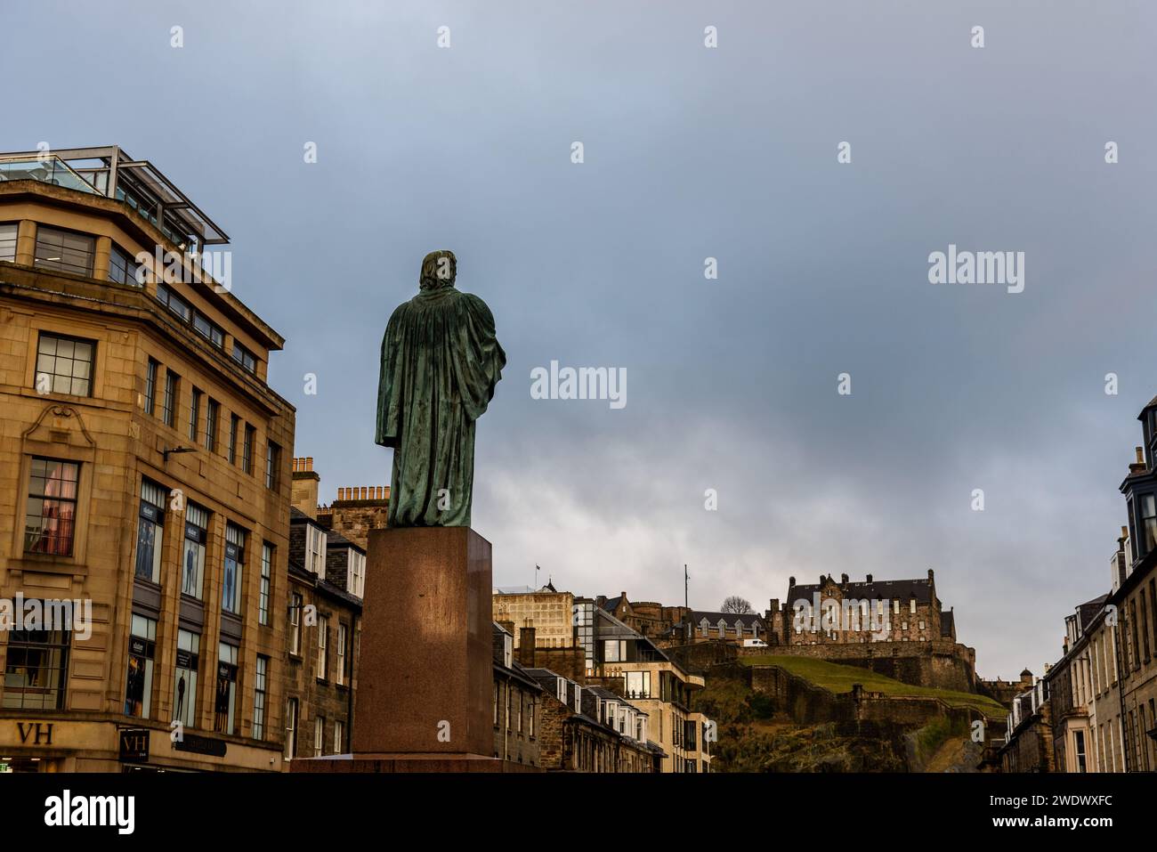 Edinburgh – 5. Dezember 2023: Thomas Chalmers Statue in der George Street gegen das Schloss Edinburgh. Stockfoto