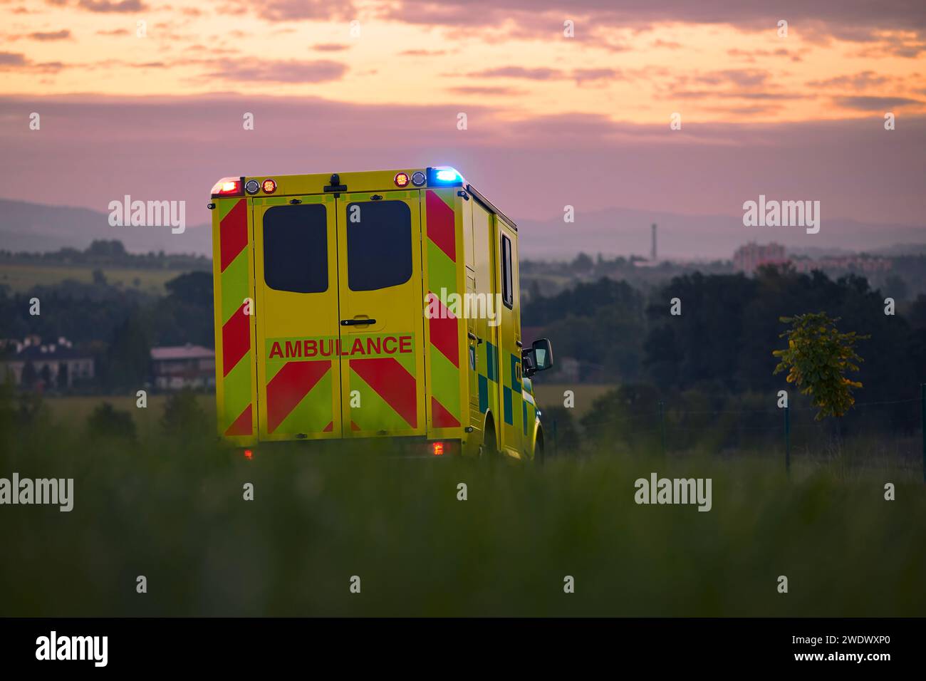 Gelber Ambulanzwagen des Rettungsdienstes auf der Landstraße. Themen Rettung, Dringlichkeit und Gesundheitsfürsorge. Stockfoto