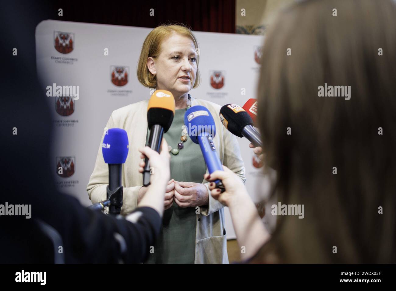 Lisa Paus Buendnis 90/die Gruenen, Bundesministerin für Familie, Senioren, Frauen und Jugend, aufgenommen im Rahmen eines Pressegespraechs zum Thema Ausbau von Frauenhaeusern im Stadthaus Cottbus, 22.01.2024. Fotografiert im Auftrag des Bundesministeriums für Familie, Senioren, Frauen und Jugend. Cottbus Deutschland *** Lisa Paus Buendnis 90 die Gruenen , Bundesministerin für Familie, Senioren, Frauen und Jugend, fotografiert während einer Pressekonferenz zum Ausbau von Frauenhäusern im Rathaus Cottbus, 22 01 2024 im Auftrag des Bundesministeriums für Familie Stockfoto