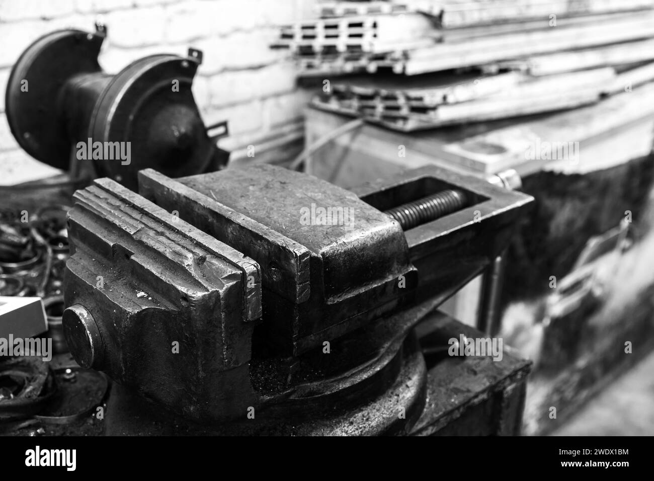 Schraubstock in einer Schlosserwerkstatt, Schwarzweiß-Industriefoto Stockfoto