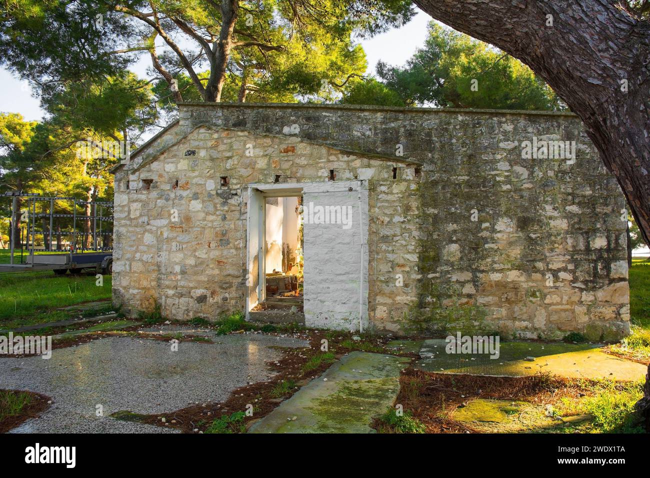 Ein verlassener Strand-Campingplatz Duschblock im Kasteja Waldpark - Park Suma Kasteja - in Medulin, Istrien, Kroatien. Dezember Stockfoto