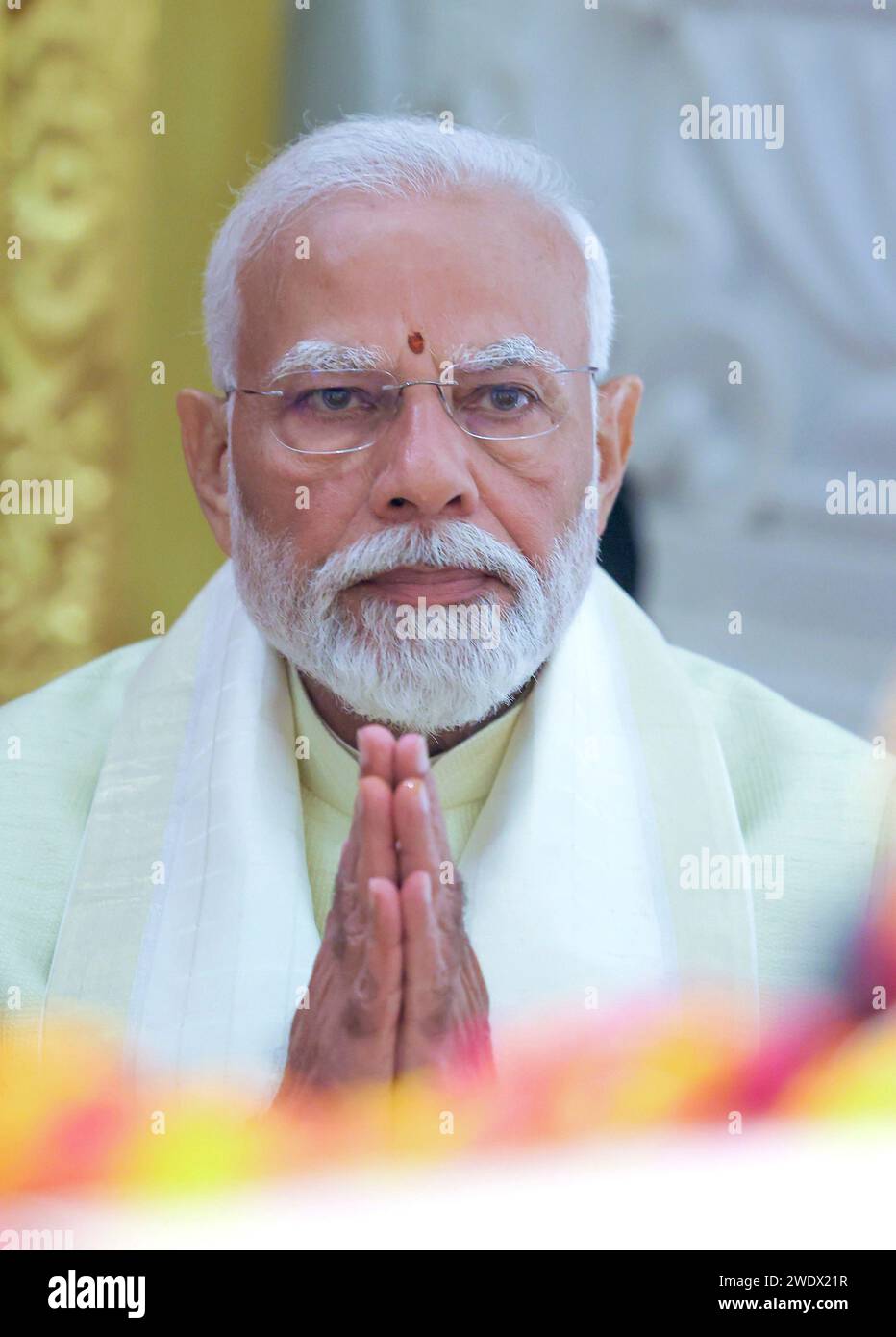 Ayodhya, Indien. Januar 2024. Der indische Premierminister Narendra Modi nimmt am 22. Januar 2024 an der Weihe eines großen Tempels an den hinduistischen Gott Lord RAM Teil, der an der Stelle einer ehemaligen Moschee in Ayodhya, Uttar Pradesh, Indien, steht. Die umstrittene Stätte führte 1992 zu Unruhen, bei denen 2000 Menschen ums Leben kamen, als Hindu-Mobs den ursprünglichen Babri Masjid aus dem 16. Jahrhundert zerstörten. Quelle: PIB Photo/Press Information Bureau/Alamy Live News Stockfoto