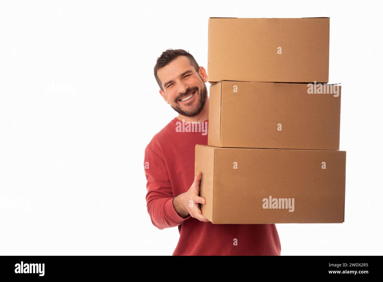 Lächelnder bärtiger Mann auf weißem Hintergrund, der große Kartons hält. Lieferung von Paketen. Verbesserungen im Haushalt. Organisation persönlicher Gegenstände Stockfoto