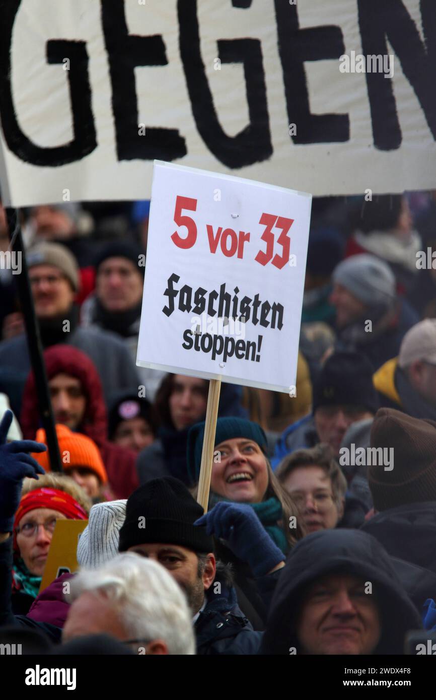 Kundgebung gegen die AfD und Rechtsextremismus - Deutschland, Deutschland, Frankfurt am Main, 20.01.2024 - Frankfurt am Main: Über vierzigtausend Menschen protestieren vor dem Frankfurter Römer, dem Paulsplatz, vom Mainkai bis zum Liebfrauenberg gegen die AfD und Rechtsextremismus. Mehr als 60 Gruppierungen und Organisationen, darunter der Deutsche Gewerkschaftsbund, Greenpeace und Caritas haben zur Teilnahme an der Kundgebung aufgerufen, die von der Klimagerechtigkeitsgruppe Koalakollektiv unter dem Motto Demokratie verteidigen - Frankfurt gegen AfD und Rechtsruck angemeldet wurde. Nach der Stockfoto