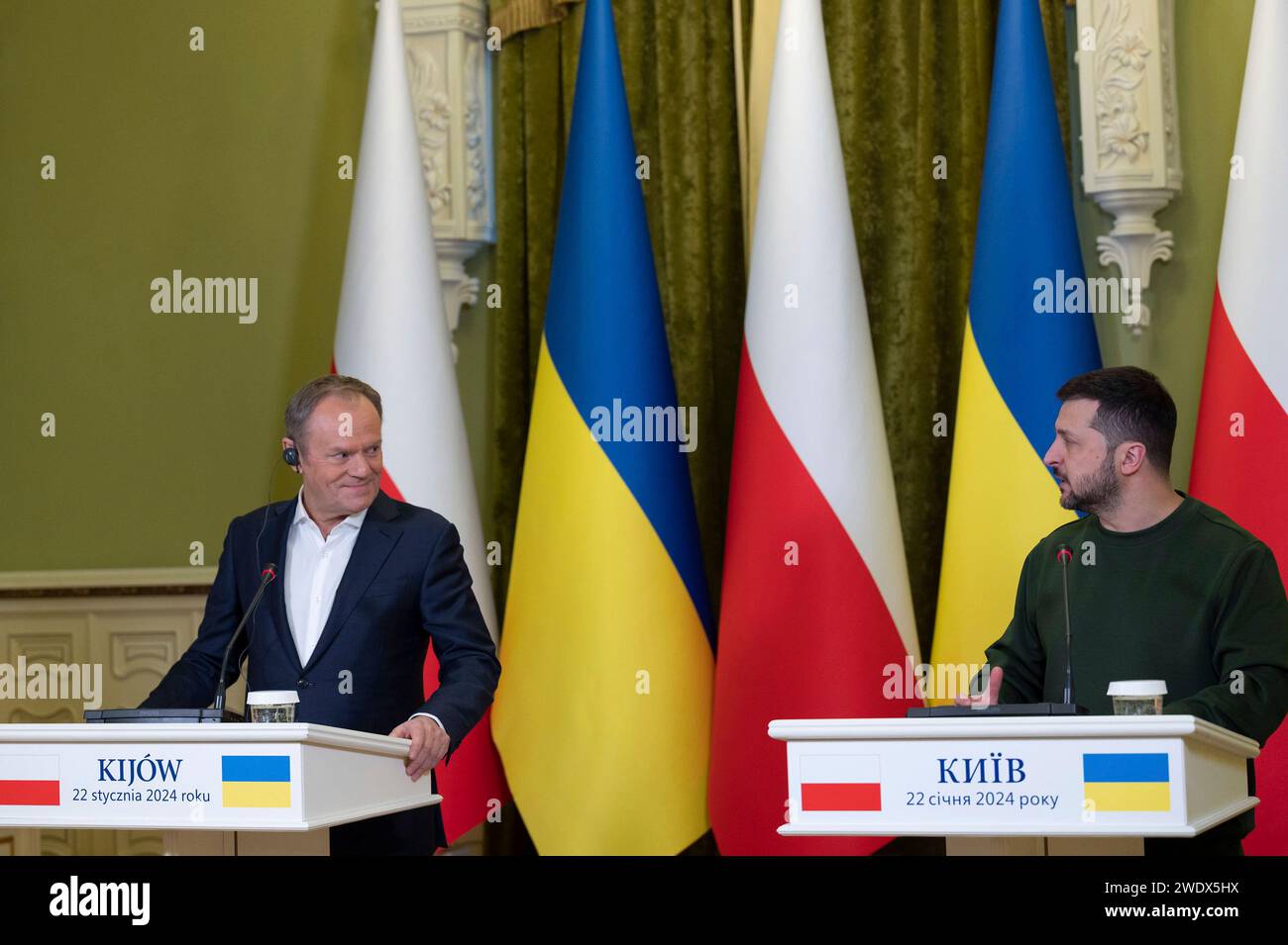 Kiew, Ukraine. Januar 2024. Der ukrainische Präsident Wolodymyr Zelenskyj rechts und der polnische Premierminister Donald Tusk rechts hören eine Frage während einer gemeinsamen Pressekonferenz im Mariinskyi-Palast am 22. Januar 2024 in Kiew, Ukraine. Tusk kündigte ein neues militärisches Hilfspaket für die Ukraine bei seinem ersten Auslandsbesuch nach der Rückkehr an die Macht an. Kredit: Ukrainischer Ratsvorsitz/Pressestelle Des Ukrainischen Präsidenten/Alamy Live News Stockfoto