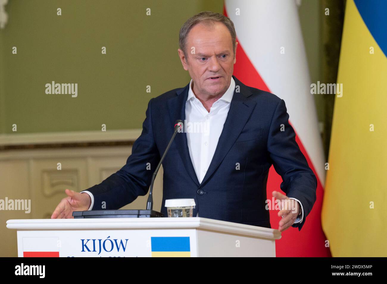 Kiew, Ukraine. Januar 2024. Der polnische Premierminister Donald Tusk beantwortet eine Frage während einer gemeinsamen Pressekonferenz, die vom ukrainischen Präsidenten Wolodymyr Zelenskyj im Mariinskyi-Palast am 22. Januar 2024 in Kiew, Ukraine, veranstaltet wurde. Tusk kündigte ein neues militärisches Hilfspaket für die Ukraine bei seinem ersten Auslandsbesuch nach der Rückkehr an die Macht an. Kredit: Ukrainischer Ratsvorsitz/Pressestelle Des Ukrainischen Präsidenten/Alamy Live News Stockfoto