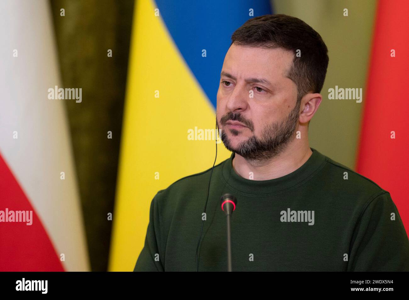 Kiew, Ukraine. Januar 2024. Der ukrainische Präsident Wolodymyr Zelenskyj hört eine Frage während einer gemeinsamen Pressekonferenz mit dem polnischen Premierminister Donald Tusk im Mariinskyi-Palast am 22. Januar 2024 in Kiew, Ukraine. Tusk kündigte ein neues militärisches Hilfspaket für die Ukraine bei seinem ersten Auslandsbesuch nach der Rückkehr an die Macht an. Kredit: Ukrainischer Ratsvorsitz/Pressestelle Des Ukrainischen Präsidenten/Alamy Live News Stockfoto