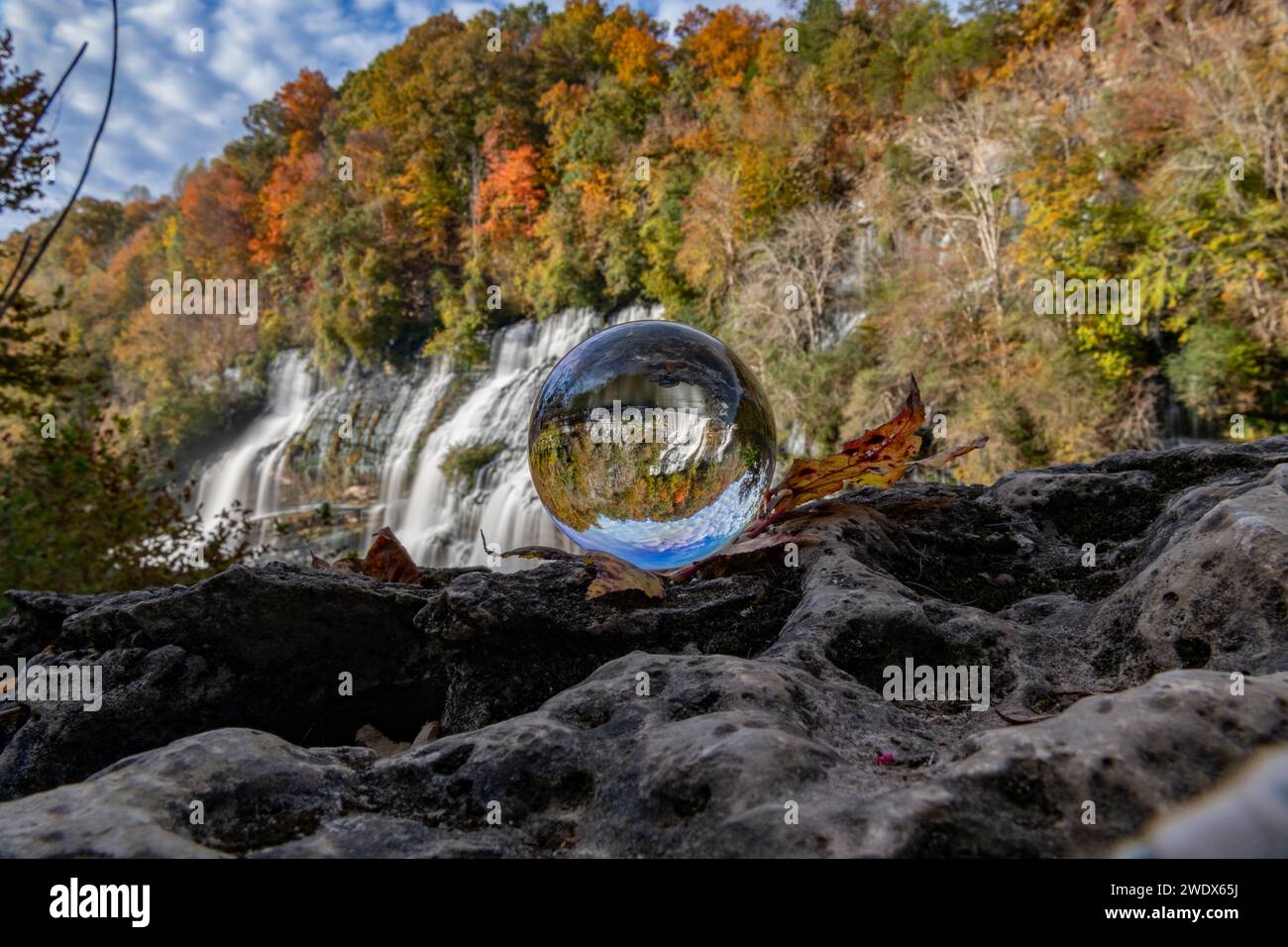 Lensball Blick auf den Wasserfall Twin Falls mit Herbstlaub im Rock Island State Park, Rock Island, TN Stockfoto