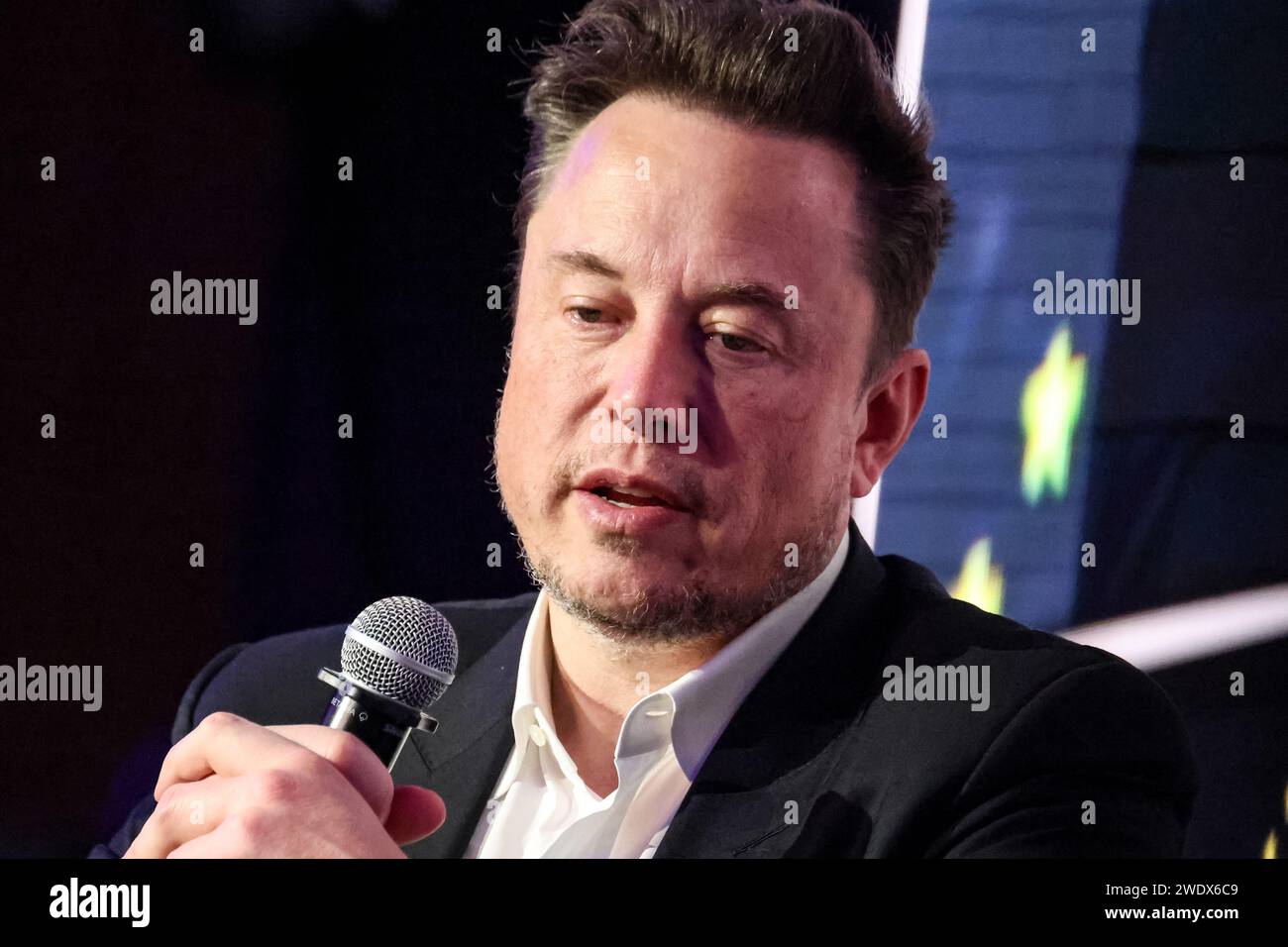 Krakau, Polen. Januar 2024. Der US-amerikanische Milliardär Elon Musk spricht im Gespräch mit Ben Shapiro, einem jüdischen politischen Journalisten und Fernsehsender über Antisemitismus online während des Symposiums der European Jewish Association (EJA) im Conference Centre of Hilton Hotel in Krakau, Polen am 22. Januar 2024. Elon Musk besuchte Polen auf Einladung der EJA, um seine Unterstützung für den Kampf der Juden gegen den Antisemitismus zu zeigen. Elon Musk wurde des Antisemitismus beschuldigt, nachdem einige antisemitische Beiträge auf X-Plattform veröffentlicht wurden. (Foto: Dominika Zarzycka/SIPA USA) Credit: SIPA USA/Alamy Live News Stockfoto