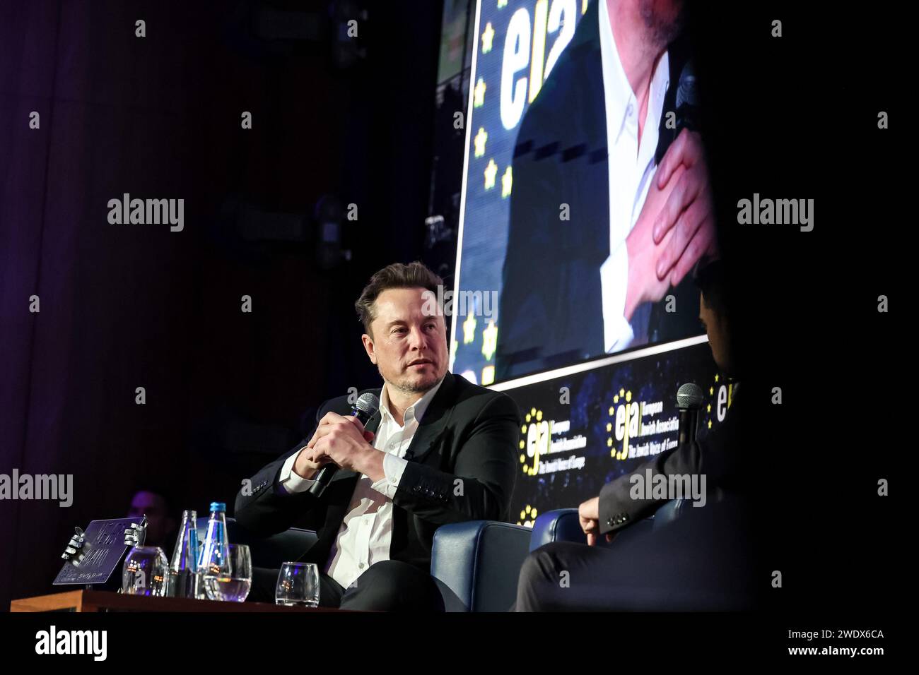 Krakau, Polen. Januar 2024. Der US-amerikanische Milliardär Elon Musk spricht im Gespräch mit Ben Shapiro, einem jüdischen politischen Journalisten und Fernsehsender über Antisemitismus online während des Symposiums der European Jewish Association (EJA) im Conference Centre of Hilton Hotel in Krakau, Polen am 22. Januar 2024. Elon Musk besuchte Polen auf Einladung der EJA, um seine Unterstützung für den Kampf der Juden gegen den Antisemitismus zu zeigen. Elon Musk wurde des Antisemitismus beschuldigt, nachdem einige antisemitische Beiträge auf X-Plattform veröffentlicht wurden. (Foto: Dominika Zarzycka/SIPA USA) Credit: SIPA USA/Alamy Live News Stockfoto