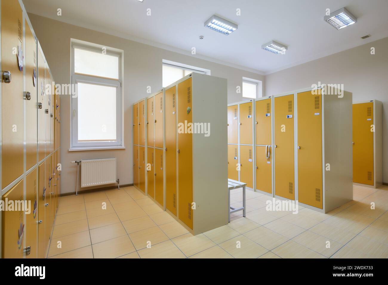 Ankleidezimmer und gelbe Schließfächer. Hochwertige Fotos Stockfoto