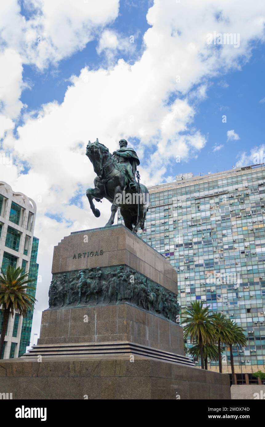 MONTEVIDEO, URUGUAY - 29. Dezember 2023: Denkmal für José Artigas, Plaza Independencia, berühmter Stadtplatz. Stockfoto