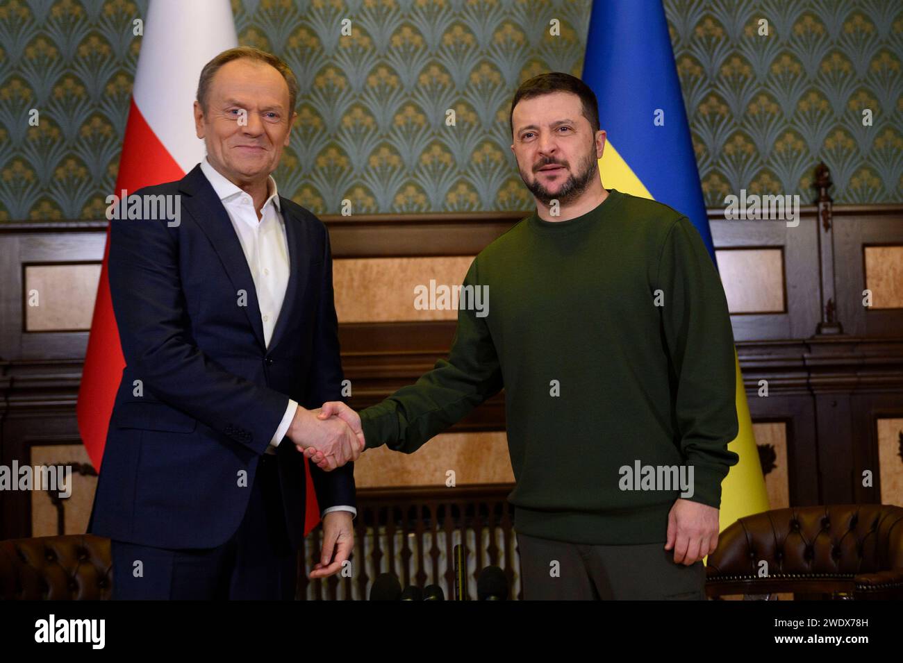 Kiew, Ukraine. Januar 2024. Der ukrainische Präsident Wolodymyr Zelenskyj, rechts, schüttelt dem polnischen Premierminister Donald Tusk die Hand, bevor am 22. Januar 2024 im Mariinskyi-Palast in Kiew, Ukraine, Gespräche zu Einzelgesprächen beginnen. Tusk kündigte ein neues militärisches Hilfspaket für die Ukraine bei seinem ersten Auslandsbesuch nach der Rückkehr an die Macht an. Kredit: Ukrainischer Ratsvorsitz/Pressestelle Des Ukrainischen Präsidenten/Alamy Live News Stockfoto