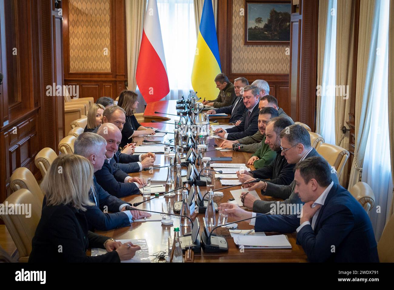 Kiew, Ukraine. Januar 2024. Der ukrainische Präsident Wolodymyr Zelenskyj, rechts, hört den polnischen Ministerpräsidenten Donald Tusk, links, während eines erweiterten bilateralen Treffens im Mariinskyi-Palast am 22. Januar 2024 in Kiew, Ukraine. Tusk kündigte ein neues militärisches Hilfspaket für die Ukraine bei seinem ersten Auslandsbesuch nach der Rückkehr an die Macht an. Kredit: Ukrainischer Ratsvorsitz/Pressestelle Des Ukrainischen Präsidenten/Alamy Live News Stockfoto