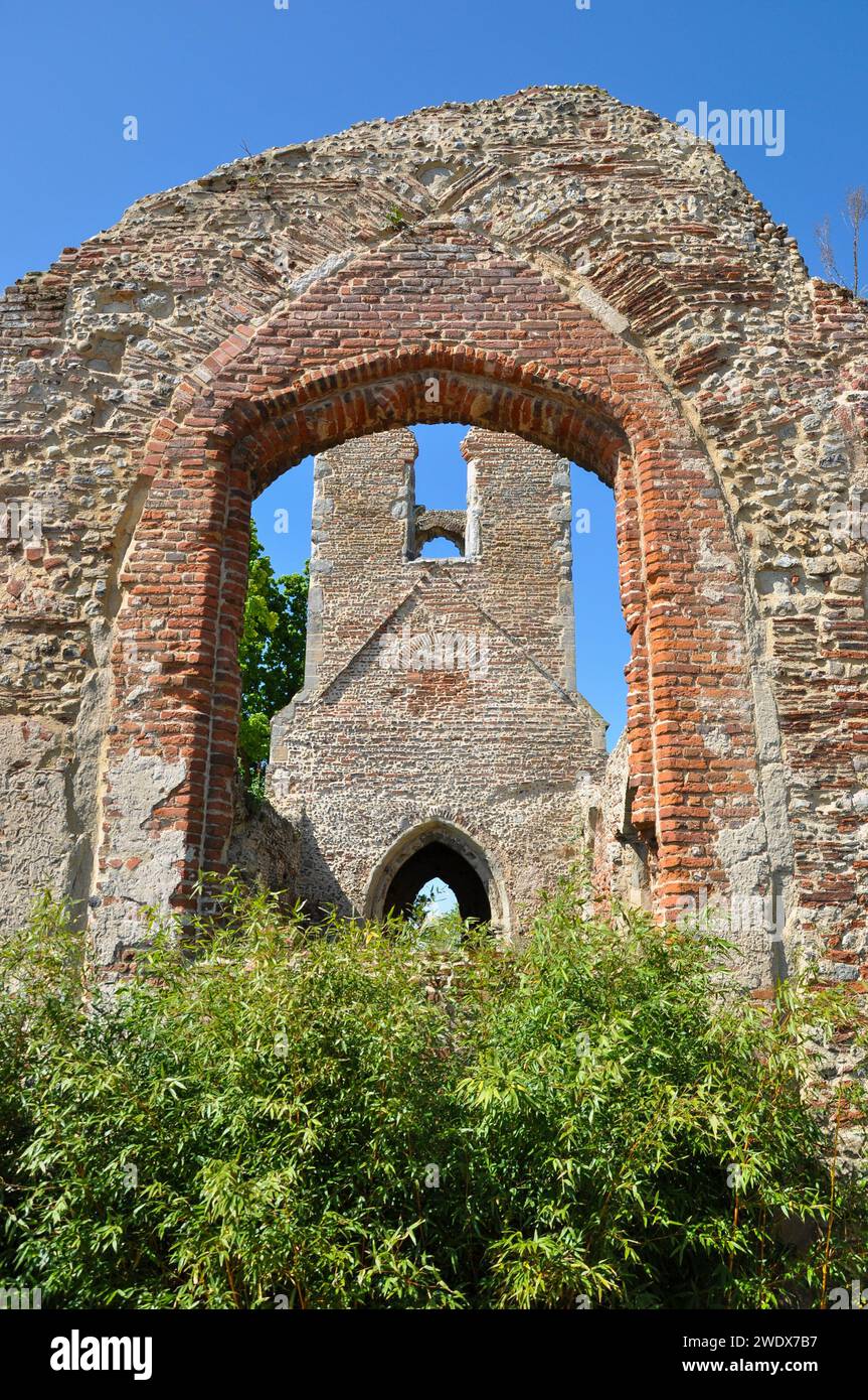 All Saints' Church auf dem Gelände des Colchester Zoo, Essex, Großbritannien. Aus dem 13. Jahrhundert ehemalige Pfarrkirche von Great Stanway. Ruinen, teilweise restauriert Stockfoto