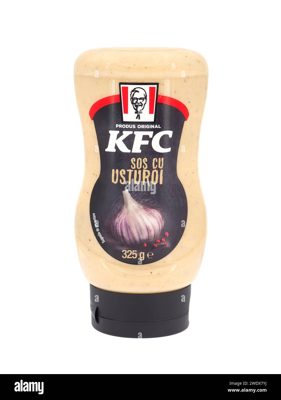 ROM, ITALIEN - 27. OKTOBER 2023. Plastikflasche KFC Knoblauchsoße isoliert auf weißem Hintergrund. Stockfoto