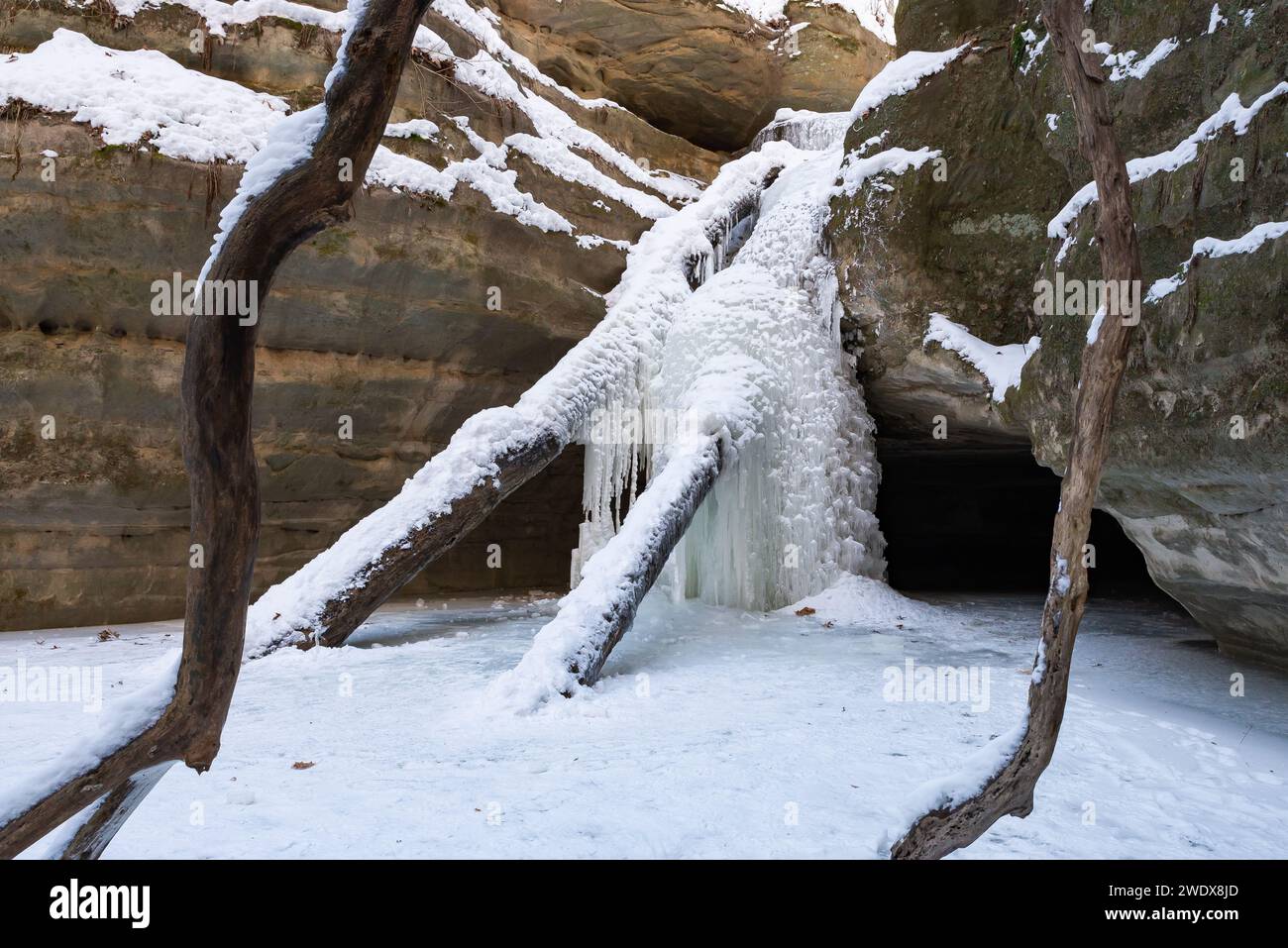 Gefrorener Wasserfall im Starved Rock State Park, Illinois, USA. Stockfoto