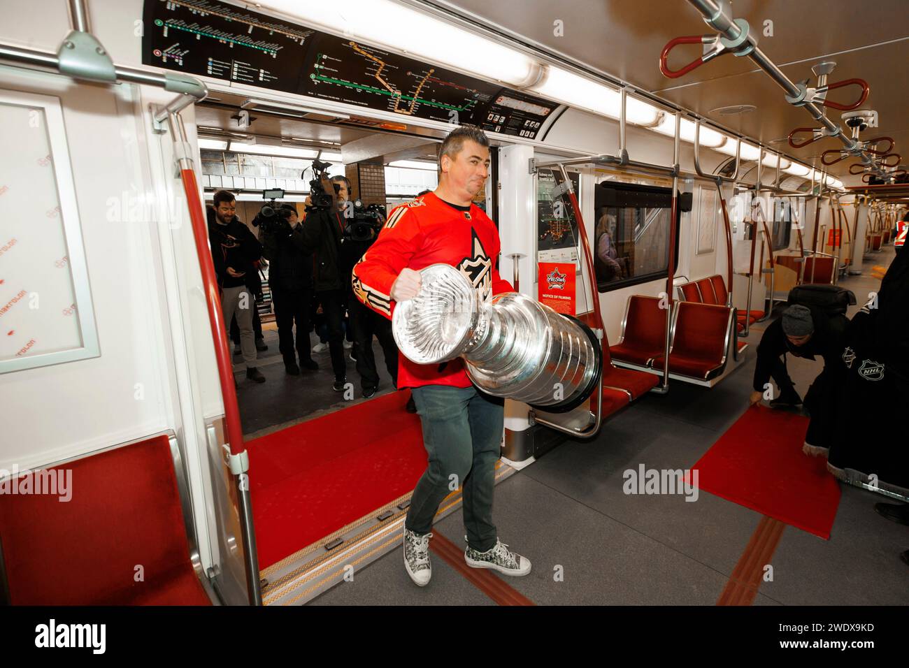 Former Toronto Maple Leafs hockey player Tomas Kaberle carries the Stanley Cup onto a subway car at Davisville station, in Toronto, Monday, Jan. 22, 2024, to promote the NHL All-Star game Feb. 3. (Cole Burston/The Canadian Press via AP) Stockfoto