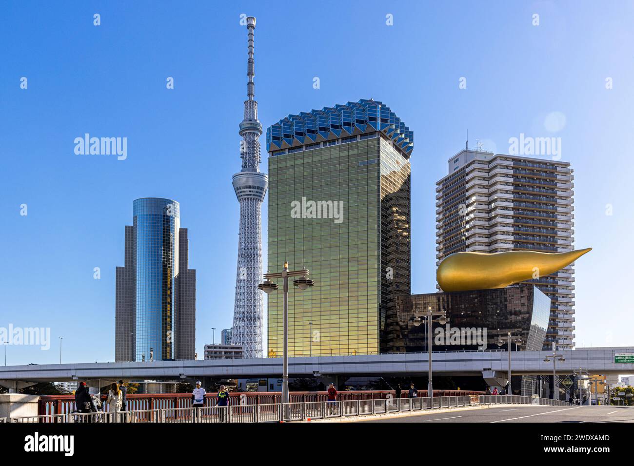 TOKIO/JAPAN - 19. November 2023: Blick auf das berühmte Ashai-Biergebäude in Asakusa Stockfoto
