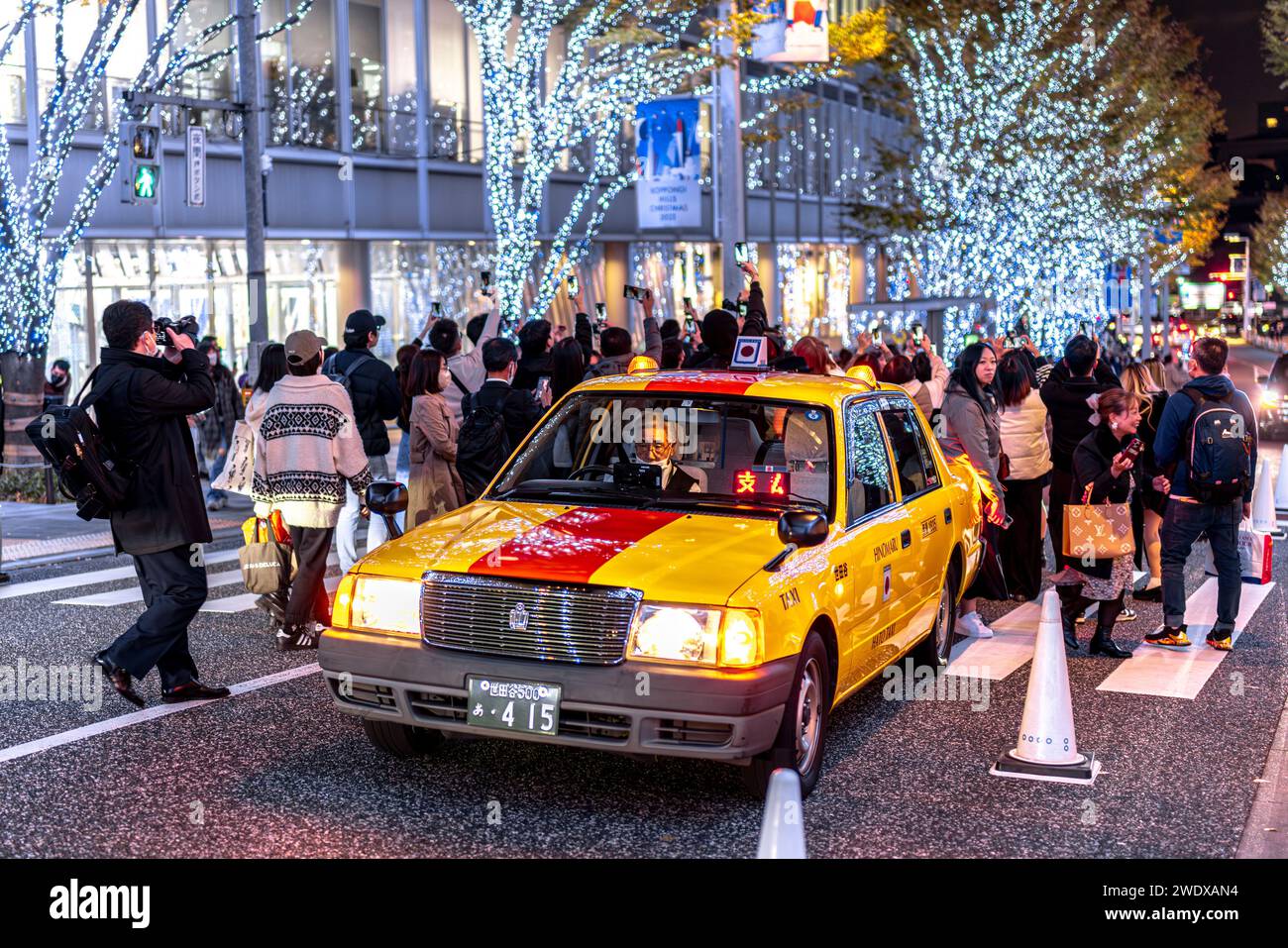 TOKIO/JAPAN - 21. November 2023: Menschenmassen fotografieren Weihnachtslichter im Stadtteil roppongi Stockfoto