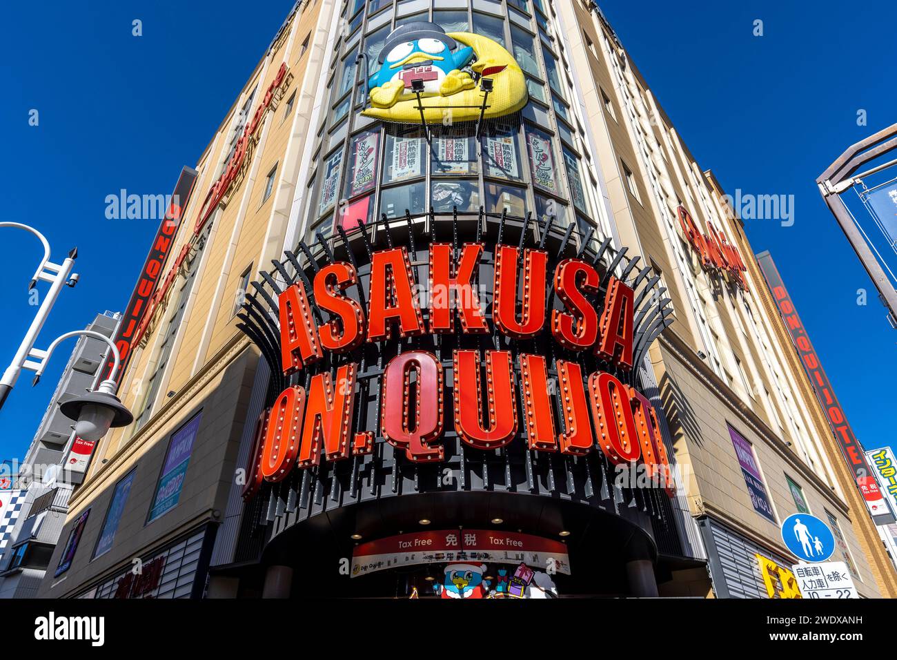 TOKIO/JAPAN - 19. November 2023: Blick von unten auf den berühmten Don Quijote Shop in Asakusa Stockfoto