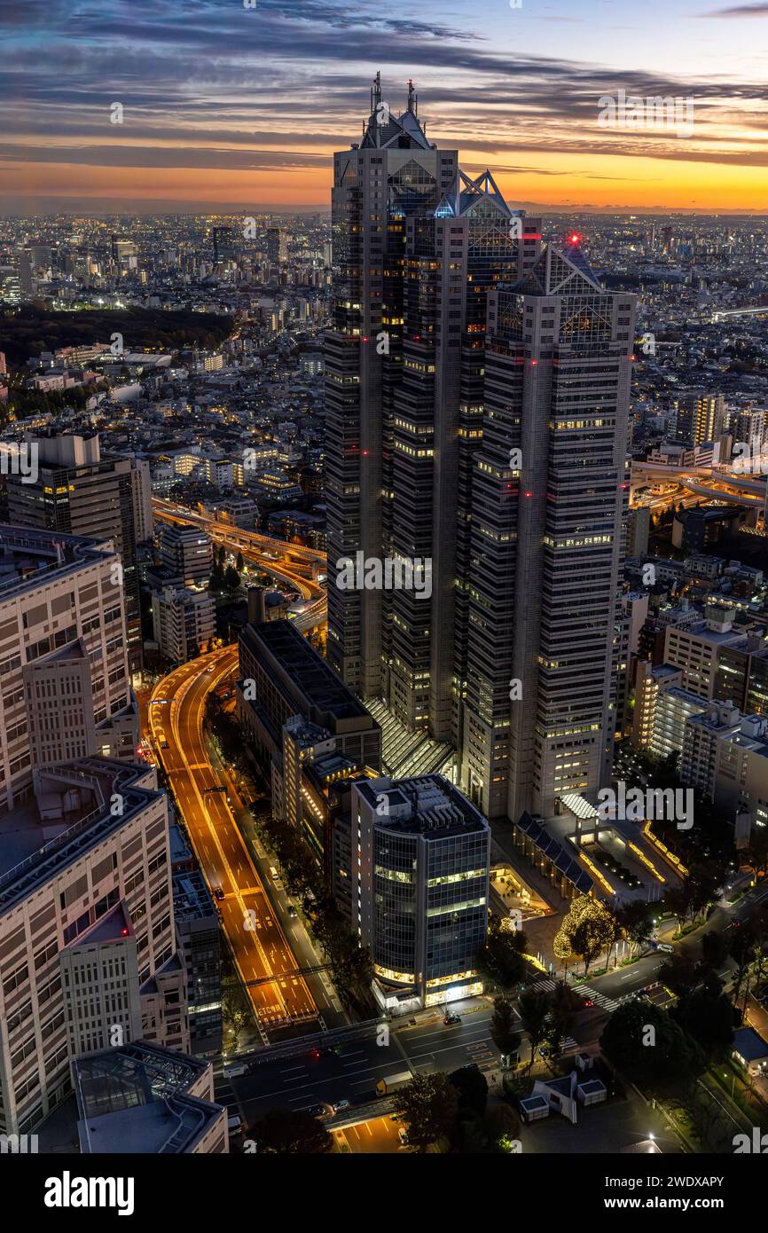 TOKIO/JAPAN - 22. November 2023: Luftaufnahme der Stadt tokio bei Sonnenuntergang Stockfoto
