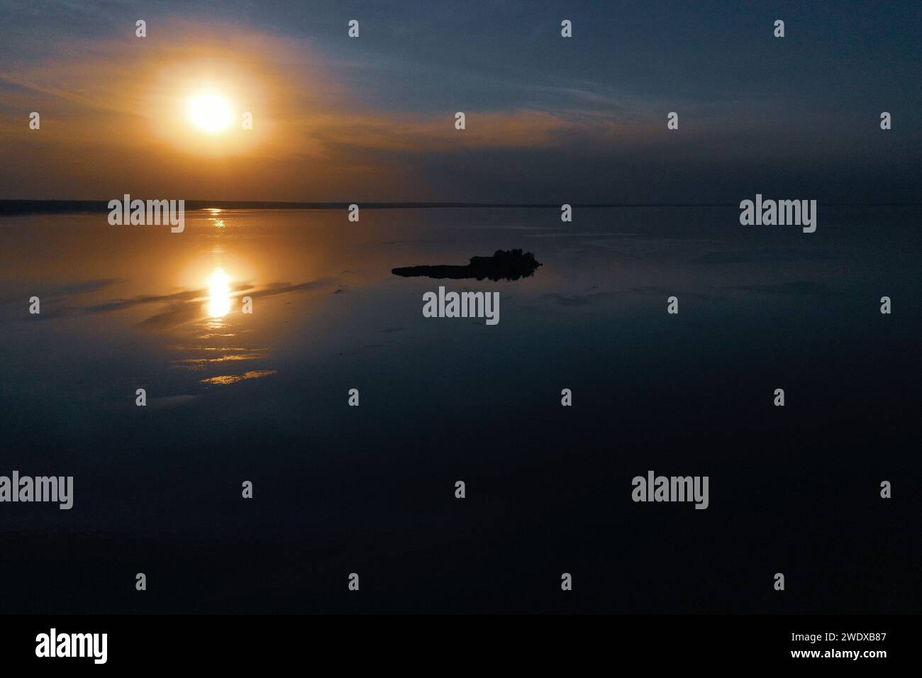 Sonnenuntergang über Wasser und Dämmerung. Hochwertige Fotos Stockfoto