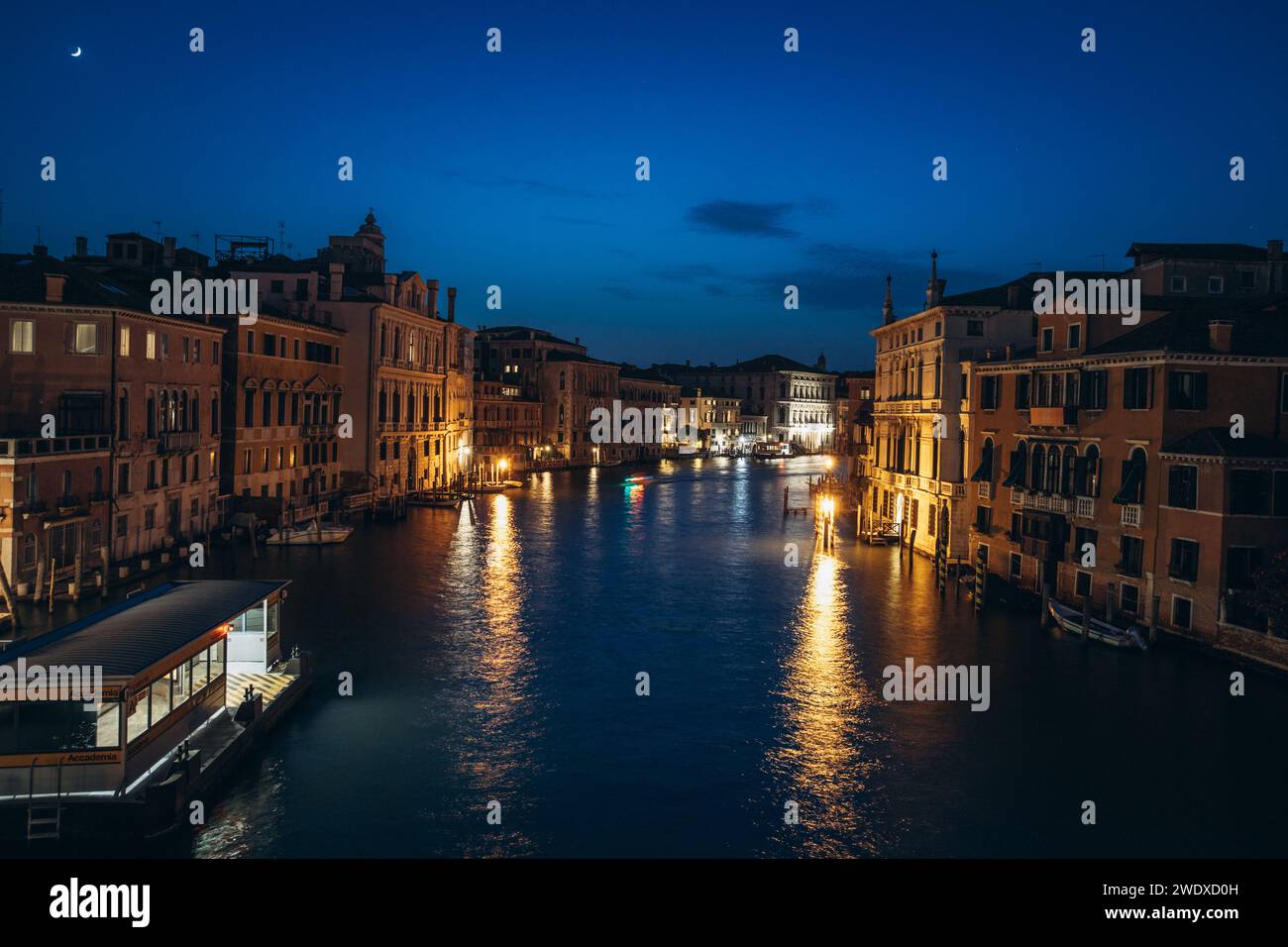 Gondel mit dem Grand Canal bei Nacht in venedig. Hochwertige Fotos Stockfoto